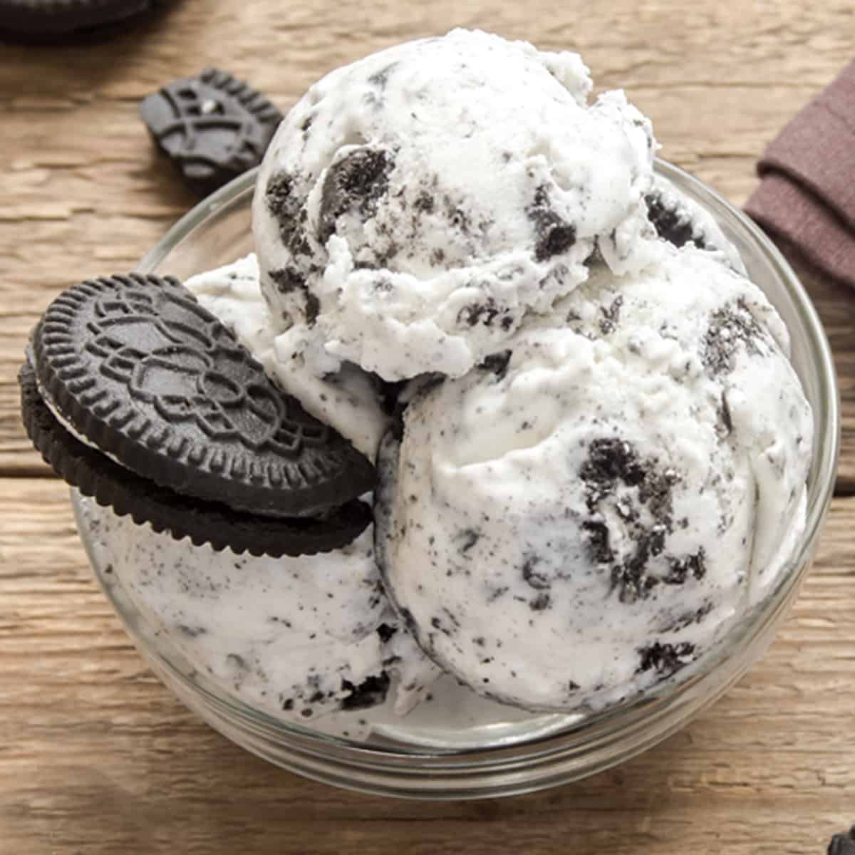 Cookies-and-Cream-Ice-Cream-Recipe-3 Cookies & Cream dessert served in a bowl